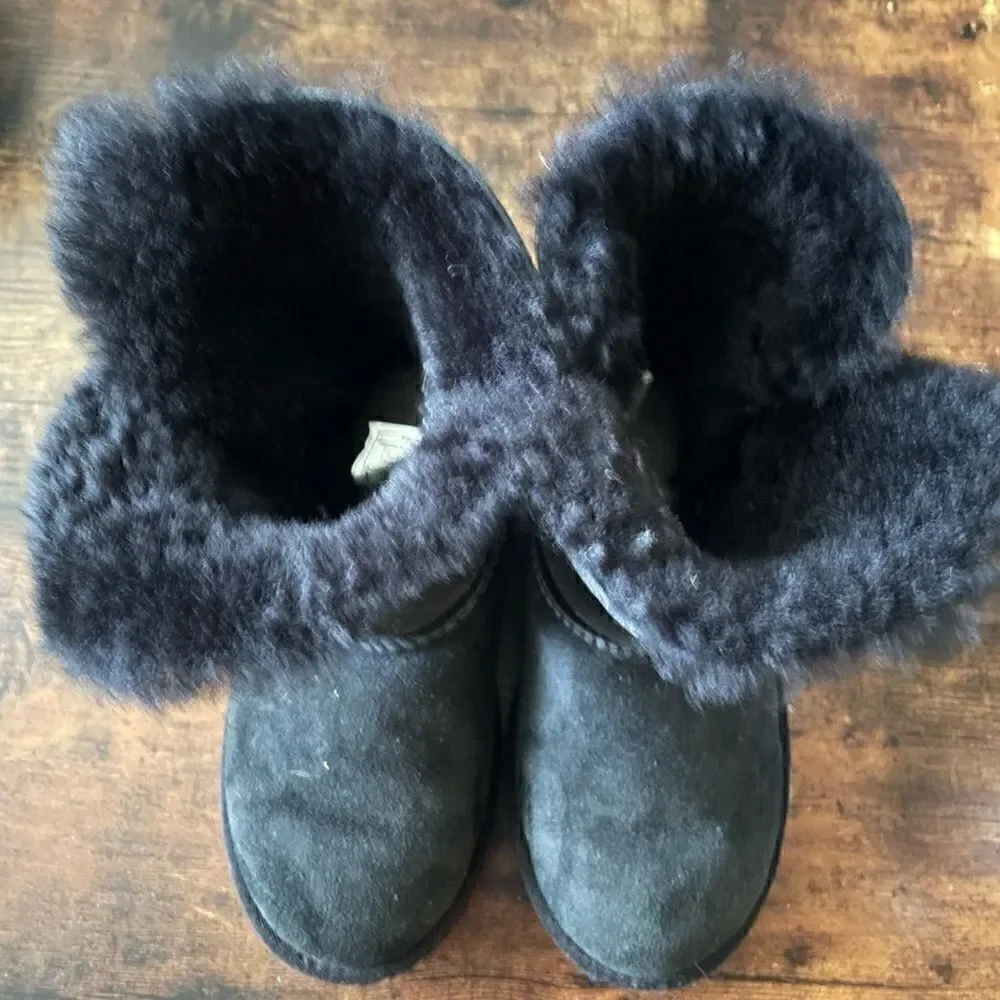 UGG Kids Bailey Button II (Toddler/Little Kid) Size 2. Excellent